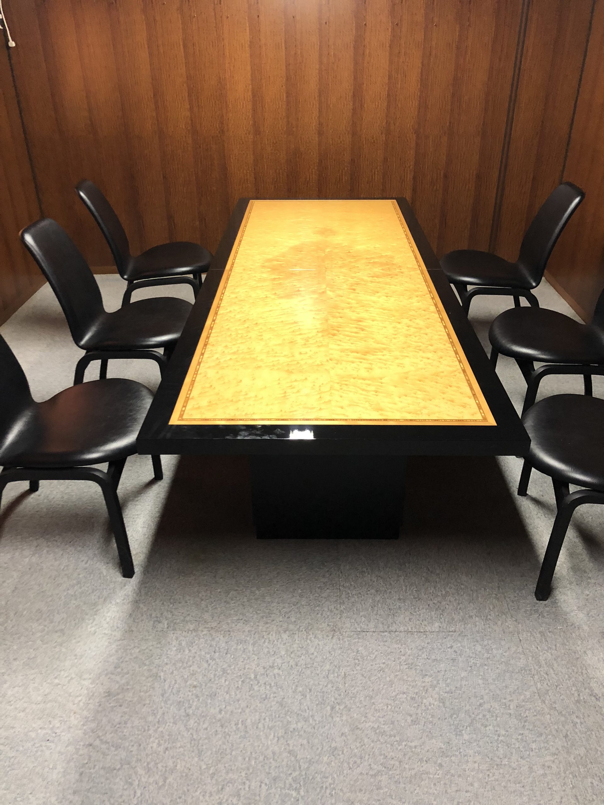 Lacquered table with mother-of-pearl inlay | KYORAKU KOUGEI Co